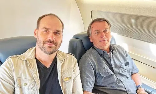 
          Imagem ilustrativa da imagem Eduardo Bolsonaro lança calendário com foto do pai mostrando cicatriz da facada
          