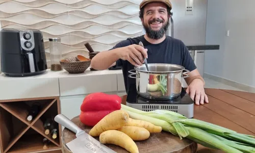 
          Imagem ilustrativa da imagem Ele cozinha no “escuro” e faz sucesso na internet
          