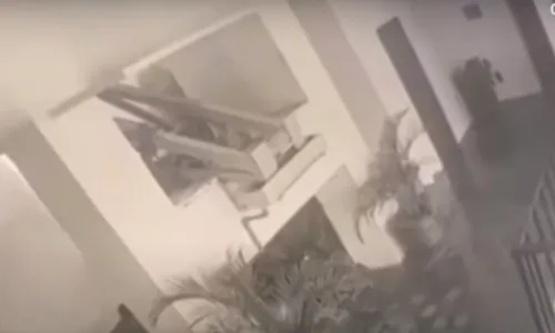 
          Imagem ilustrativa da imagem Elevador despenca 90 metros e funcionários de resort de luxo morrem em Bali
          