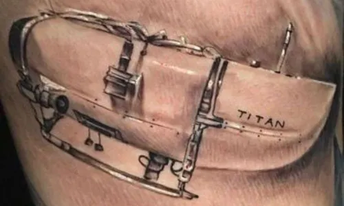 
          Imagem ilustrativa da imagem Empresário do ES faz tatuagem do submersível que implodiu
          