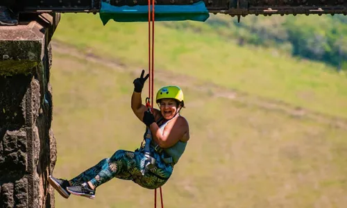 
          Imagem ilustrativa da imagem Enfermeira aposentada: “O rapel me ajudou a vencer o câncer”
          