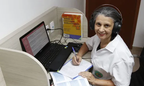 
          Imagem ilustrativa da imagem Enfermeira começou a estudar aos 50 e foi aprovada três vezes
          