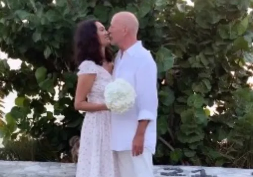 
          Imagem ilustrativa da imagem Esposa de Bruce Willis expõe desafios de cuidar do ator: "Não estou bem"
          