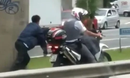 
          Imagem ilustrativa da imagem Estado de SP é condenado a indenizar em R$ 50 mil homem algemado a moto de PM
          