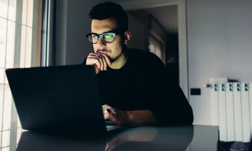 
          Imagem ilustrativa da imagem Estudante do ES será indenizado por falha em áudio de curso online
          