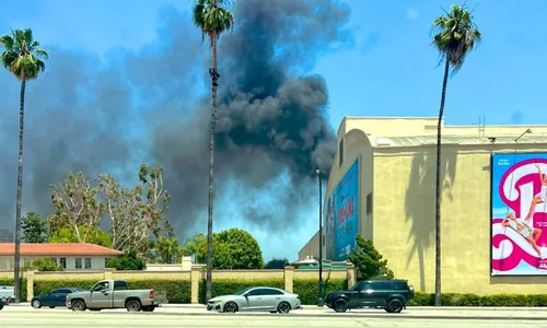 
          Imagem ilustrativa da imagem Estúdios da Warner Bros. Discovery na Califórnia são atingidos por incêndio
          