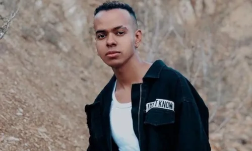 
          Imagem ilustrativa da imagem Ex-cantor gospel posa de topless após transição de gênero
          