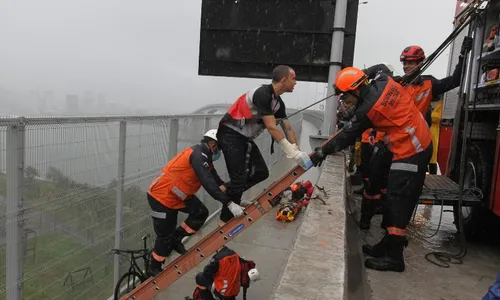 
          Imagem ilustrativa da imagem FOTOS | Bombeiros simulam resgate de ciclistas feridos na Terceira Ponte
          