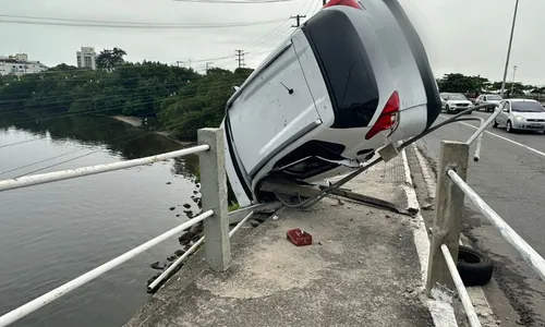 
          Imagem ilustrativa da imagem FOTOS | Carro de médica capota e fica pendurado em ponte de Vitória
          