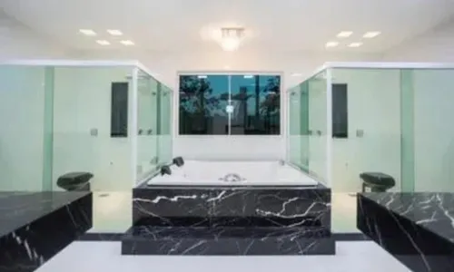 
          Imagem ilustrativa da imagem FOTOS | Ex-jogador do Flamengo coloca mansão de R$ 11,8 milhões à venda
          