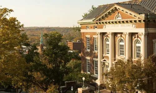 
          Imagem ilustrativa da imagem Faxineiro causa prejuízo de R$ 6 mi ao desligar freezer de centro de pesquisa
          