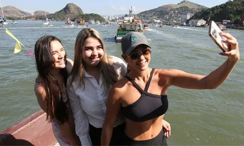 
          Imagem ilustrativa da imagem Fé e protesto na procissão no mar na Festa de São Pedro
          