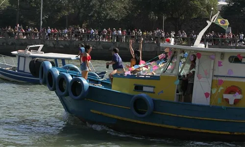 
          Imagem ilustrativa da imagem Fé e protesto na procissão no mar na Festa de São Pedro
          