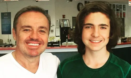 
          Imagem ilustrativa da imagem Filho de Gugu se emociona ao gravar programa no SBT
          