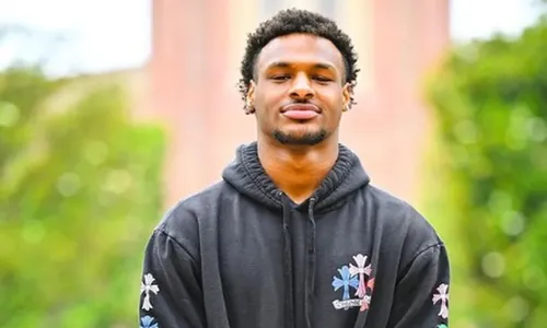 
          Imagem ilustrativa da imagem Filho de LeBron James sofre parada cardíaca durante treino, diz site
          