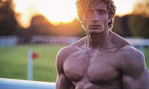 
          Imagem ilustrativa da imagem Fisiculturista morre aos 30 anos vítima de aneurisma; ele tinha doença rara
          