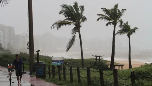 
          Imagem ilustrativa da imagem Formação de ciclone deixa cidades do litoral do ES em alerta para ventos fortes
          