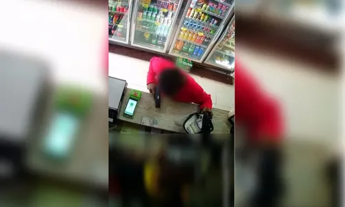 
          Imagem ilustrativa da imagem Funcionária de padaria é rendida e forçada a entregar dinheiro em Guarapari
          