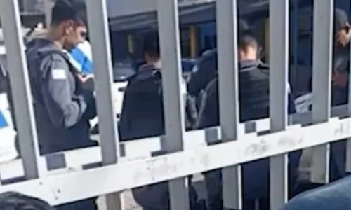 
          Imagem ilustrativa da imagem Funcionário é baleado ao ser confundido com ladrão durante assalto em Vitória
          