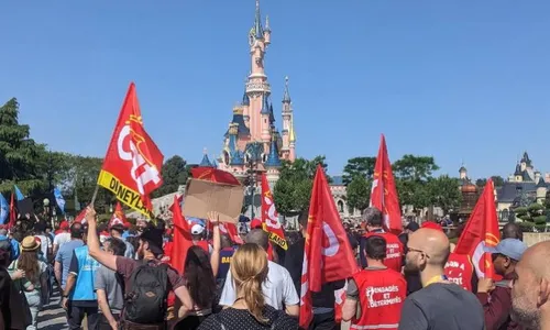 
          Imagem ilustrativa da imagem Funcionários da Disneyland Paris fazem greve por reajuste e tomam castelo
          