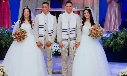 
          Imagem ilustrativa da imagem Gêmeas idênticas se casam com gêmeos idênticos na mesma cerimônia
          