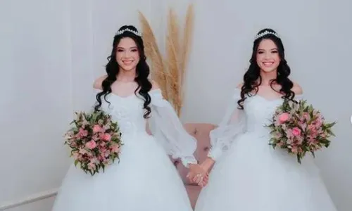 
          Imagem ilustrativa da imagem Gêmeas idênticas se casam com gêmeos idênticos na mesma cerimônia
          