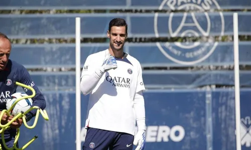 
          Imagem ilustrativa da imagem Goleiro Sergio Rico, do PSG, volta a ser sedado e estado de saúde é grave
          