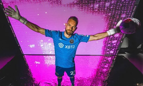 
          Imagem ilustrativa da imagem Goleiro de novo time de Messi é hospitalizado após picada de aranha
          