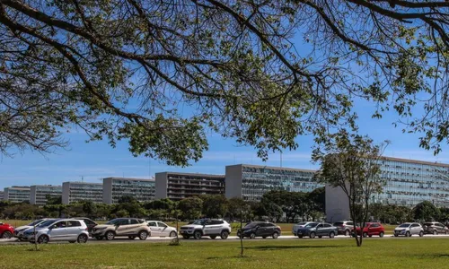 
          Imagem ilustrativa da imagem Governo propõe reajuste de 1% para servidores públicos em 2024
          