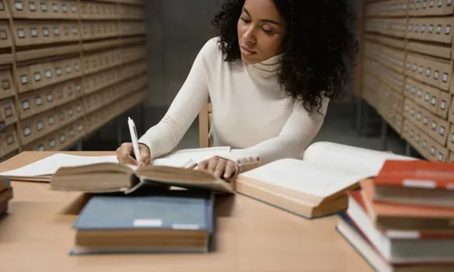 
          Imagem ilustrativa da imagem Governo reajusta bolsas de pesquisa em até 94%; veja novos valores
          