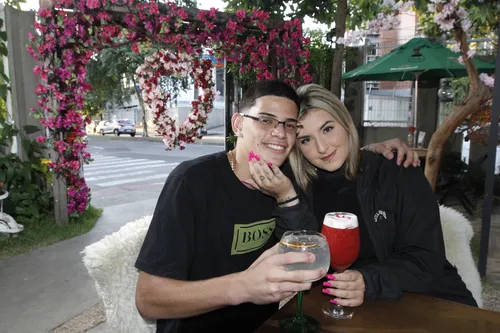 
          Imagem ilustrativa da imagem Guia com 30 opções para namorados em bares e restaurantes
          