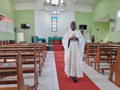 
          Imagem ilustrativa da imagem Histórias do padre que escapou de bombas na África
          