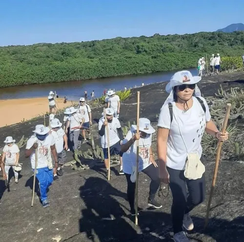 
          Imagem ilustrativa da imagem Histórias do padre que escapou de bombas na África
          