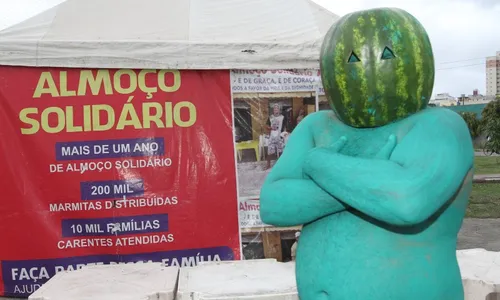 
          Imagem ilustrativa da imagem Homem-Melancia pede doação de alimentos
          