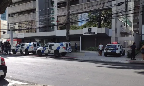 
          Imagem ilustrativa da imagem Homem arromba prédio, tenta pular para outro edifício e acaba preso em Vitória
          