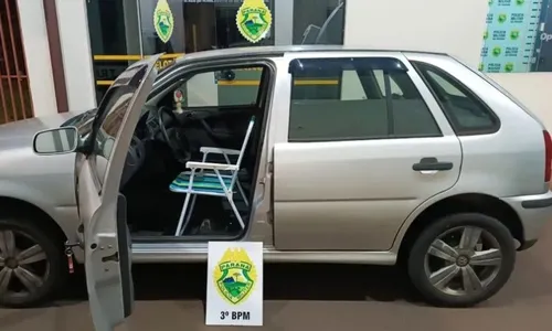 
          Imagem ilustrativa da imagem Homem é flagrado dirigindo carro com cadeira de praia no PR
          