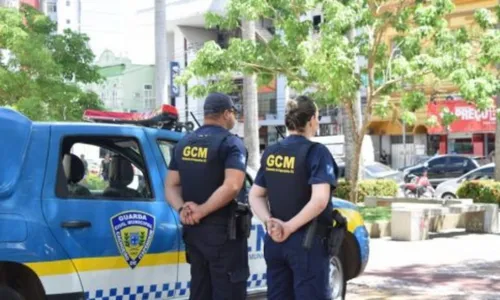 
          Imagem ilustrativa da imagem Homem é preso após agredir ex-mulher e ex-sogro na frente dos filhos no ES
          