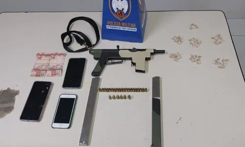 
          Imagem ilustrativa da imagem Homem é preso com submetralhadora e drogas em Vitória
          