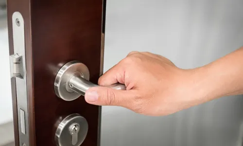 
          Imagem ilustrativa da imagem Homem é preso por entrar em quartos e massagear pés de mulheres nos EUA
          