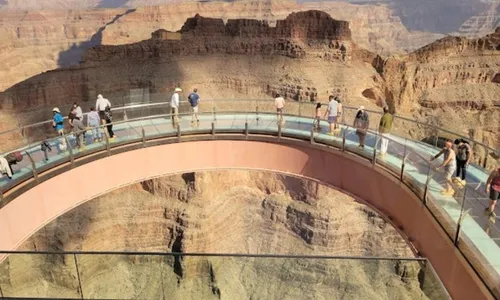 
          Imagem ilustrativa da imagem Homem morre ao cair de ponte em atração turística nos EUA
          