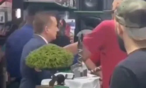 
          Imagem ilustrativa da imagem Homem parte para cima e xinga Celso Russomano durante gravação
          