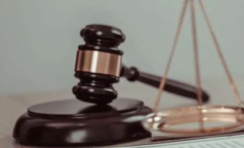 
          Imagem ilustrativa da imagem Homem se livra de prisão perpétua após provar que vítima morreu em  acidente
          