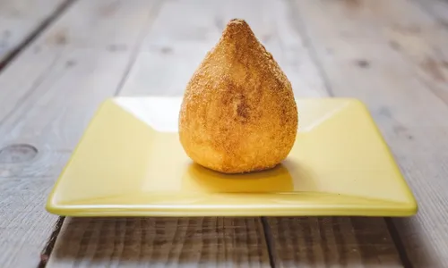 
          Imagem ilustrativa da imagem Homem sofre parada cardiorrespiratória ao se engasgar com coxinha
          