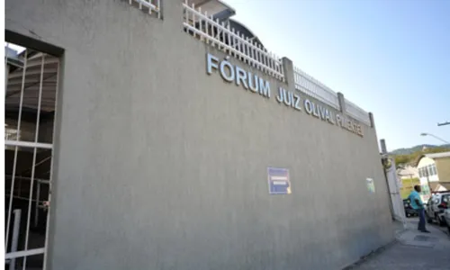 
          Imagem ilustrativa da imagem Homem vai à audiência embriagado, causa confusão e acaba preso no Fórum de Viana
          