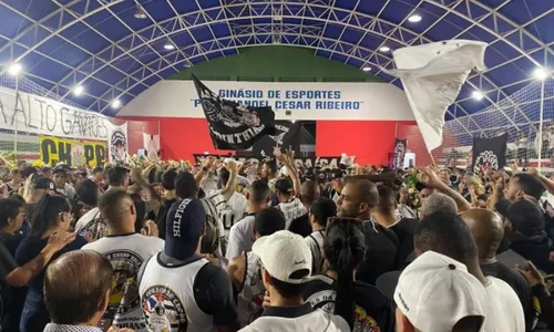 
          Imagem ilustrativa da imagem Homenagem a corintianos mortos tem bateria, hinos e muita emoção
          