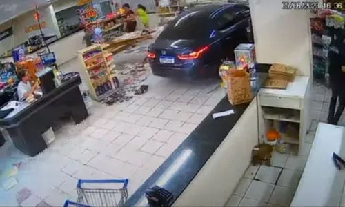 
          Imagem ilustrativa da imagem Idosa confunde pedais de carro e invade padaria
          