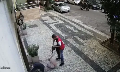 
          Imagem ilustrativa da imagem Idosa é arrastada durante assalto na portaria de prédio no RJ
          