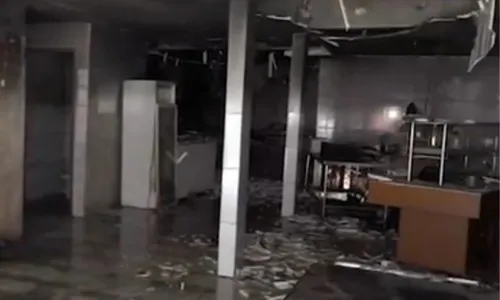 
          Imagem ilustrativa da imagem Incêndio em restaurante causa prejuízo de R$ 30 mil em Vitória. Veja imagens
          