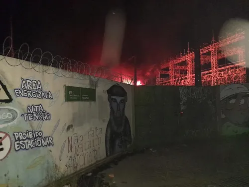 
          Imagem ilustrativa da imagem Incêndio em subestação deixa parte da Zona Oeste do Recife sem energia
          
