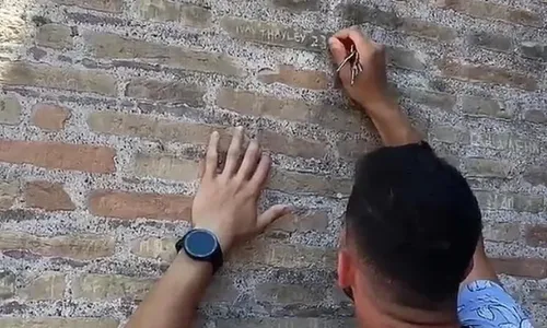 
          Imagem ilustrativa da imagem Itália identifica turista que escreveu nome da namorada em parede do Coliseu
          